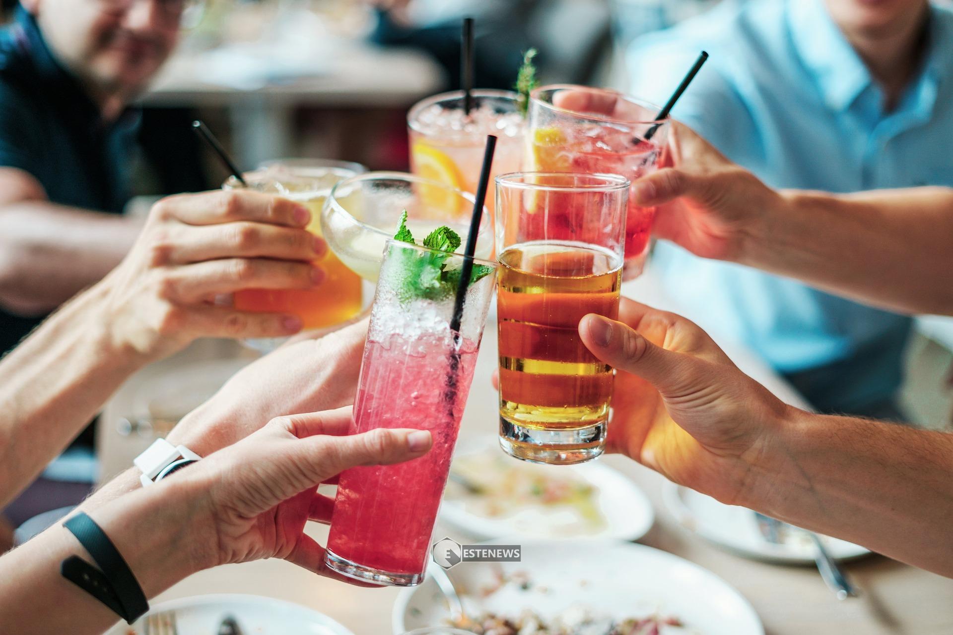 Conto al ristorante, come dividerlo e quando offrire?