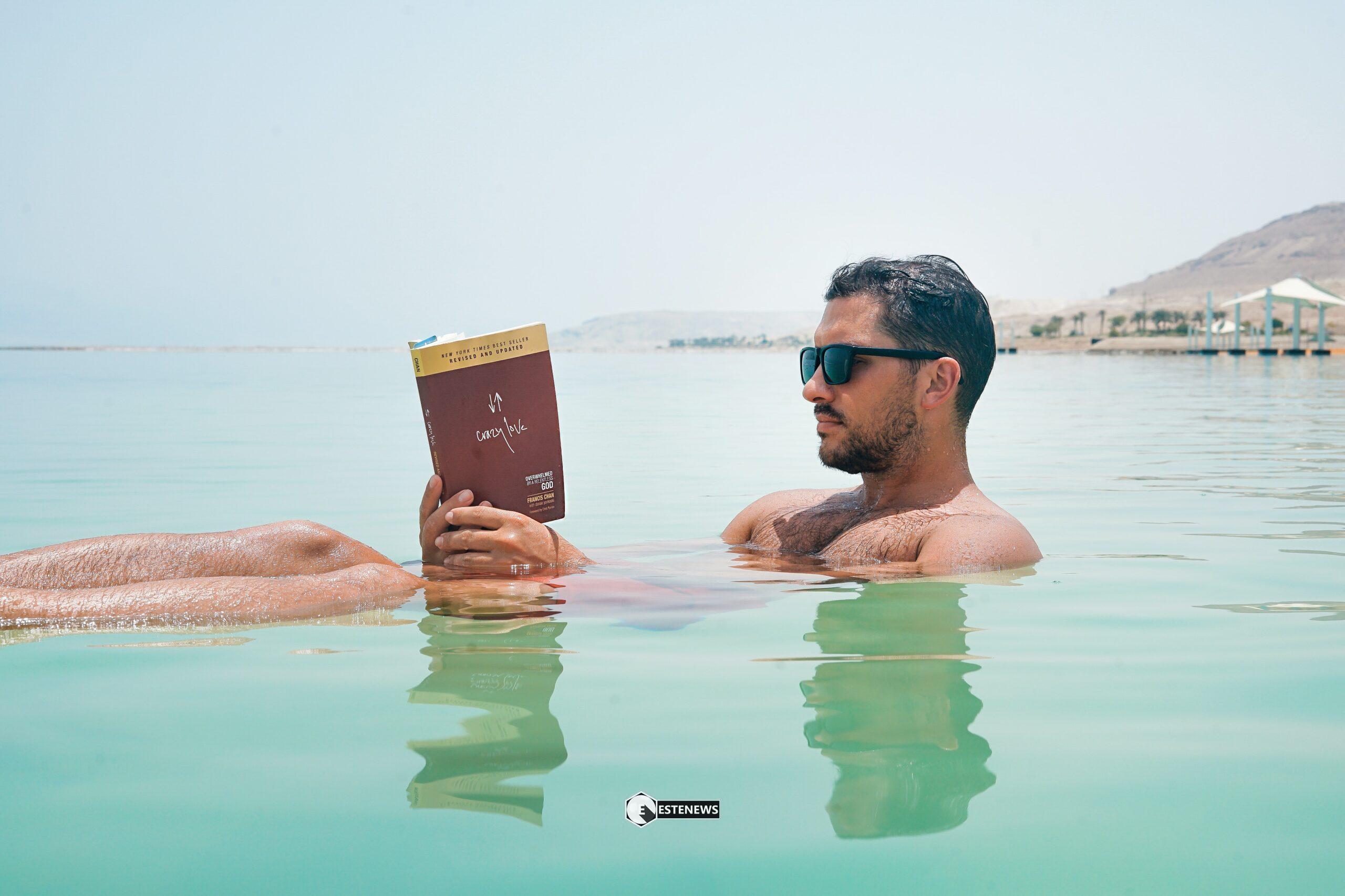 Fare la pipì in mare è nocivo?