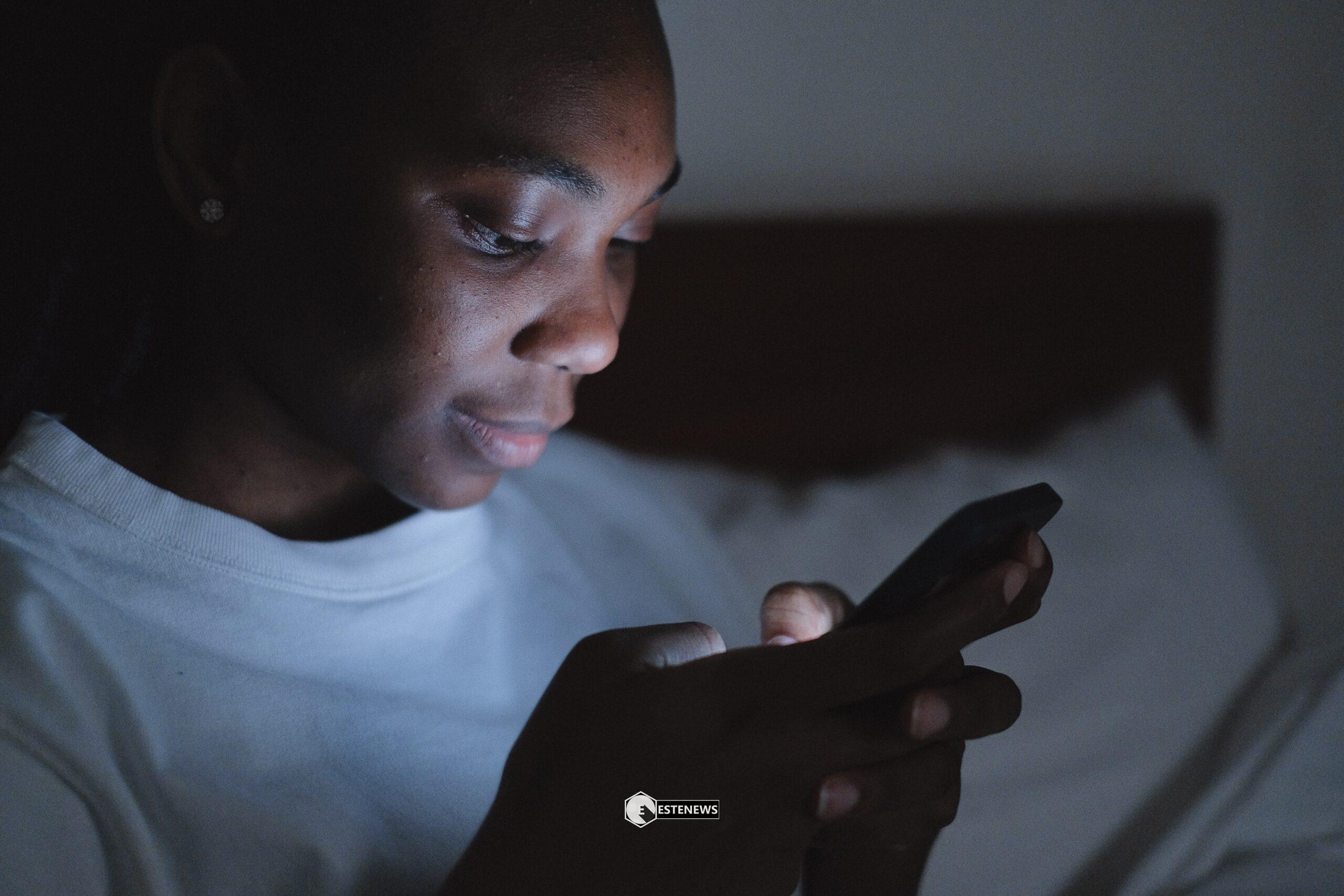 Iperconnessione notturna: cos’è il Vamping