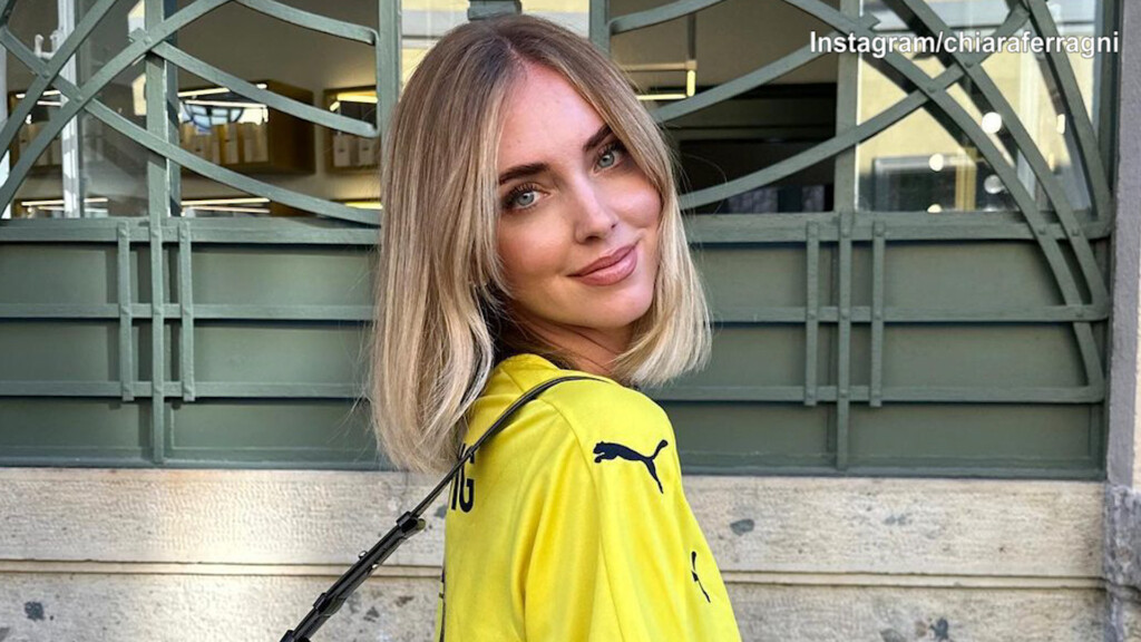 Chiara Ferragni, influencer cremonese, posa con la maglietta del Borussia Dortmund