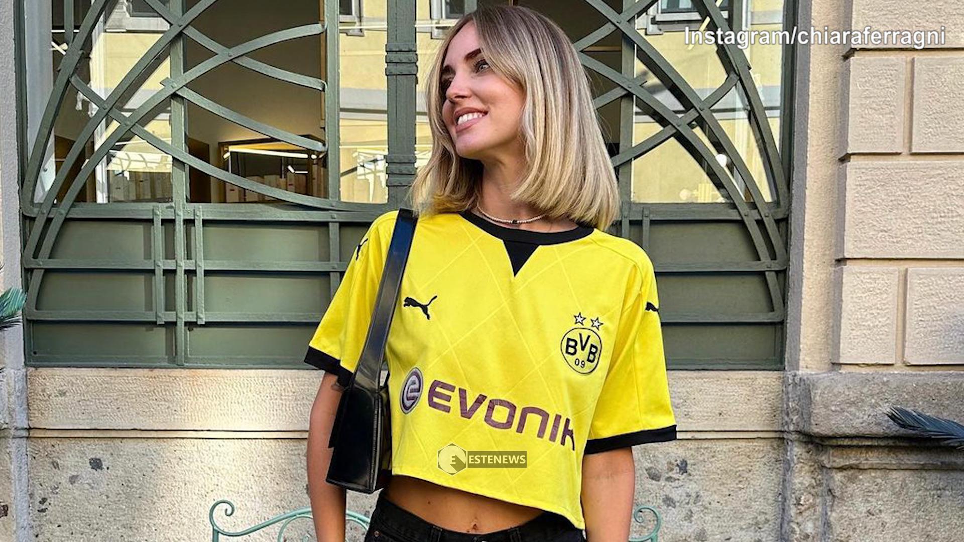 Chiara Ferragni, influencer cremonese, posa con la maglietta del Borussia Dortmund