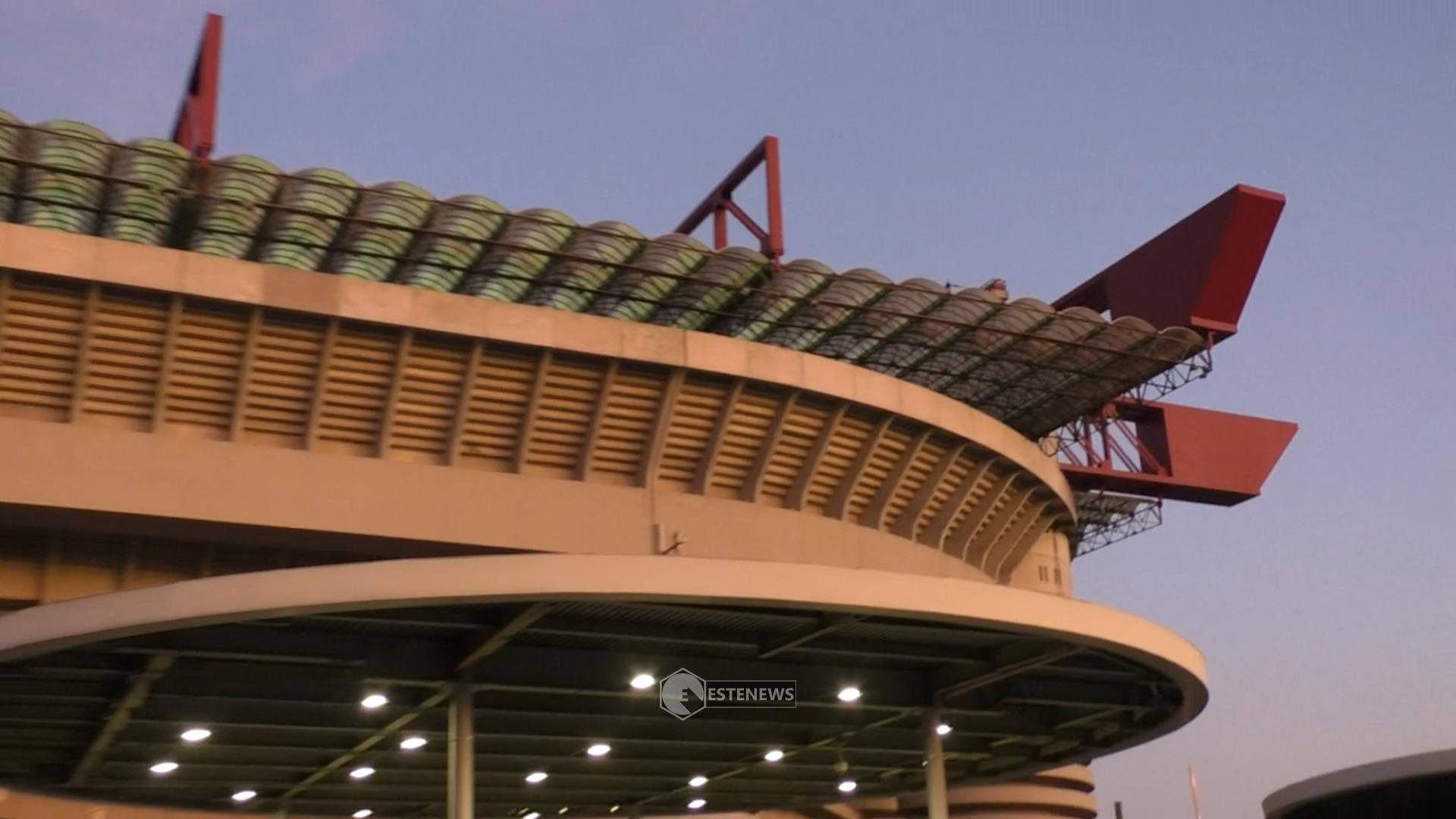 Lo Stadio San Siro di Milano al tramonto