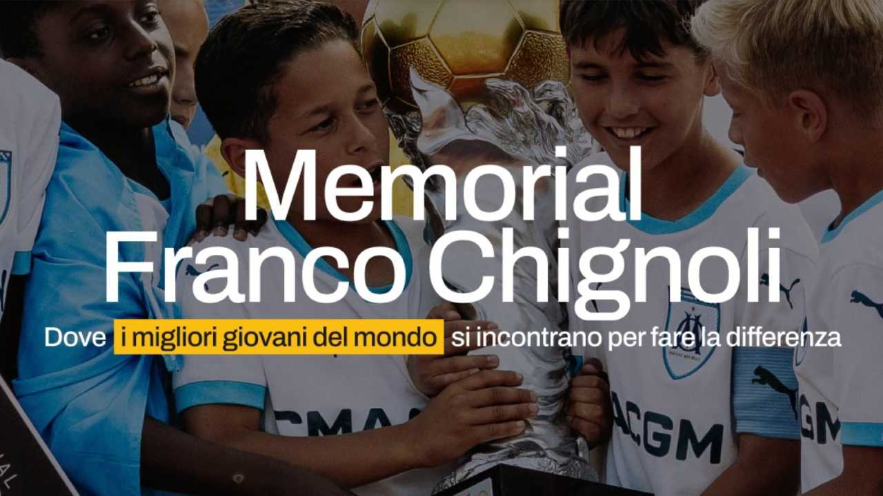 Un gruppo di ragazzi regge la coppa del memorial chignoli | Foto dal profilo facebookdel memorial