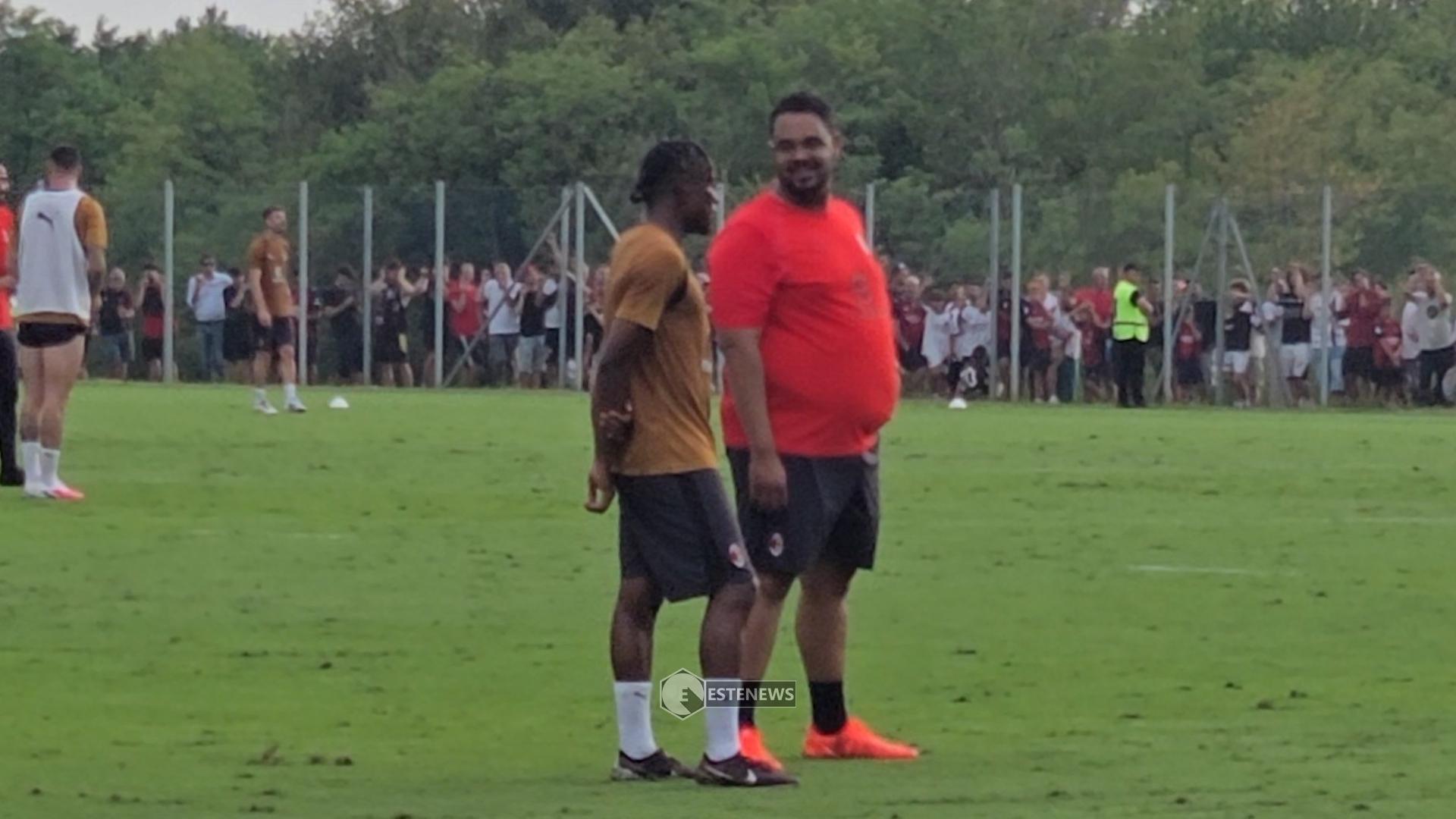 Adelio Candido, collaboratore tecnico di Amorim sulla panchina del Milan durante un allenamento